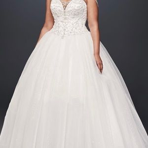 Selling a David’s bridal wedding dress purchased back in 2018 never wornSize 22W